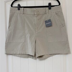 EDDIE BAUER, NWT Slightly curvy hi rise khaki cargo shorts, size 16